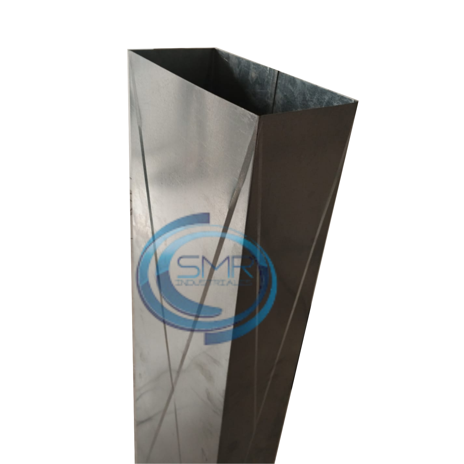 Ducto metálico galvanizado, diseñado para sistemas de ventilación industrial. Su acabado liso y ensamblaje preciso garantizan una conducción de aire eficiente, segura y resistente a la corrosión. Ideal para cocinas industriales, campanas extractoras y ambientes con alta exigencia técnica.