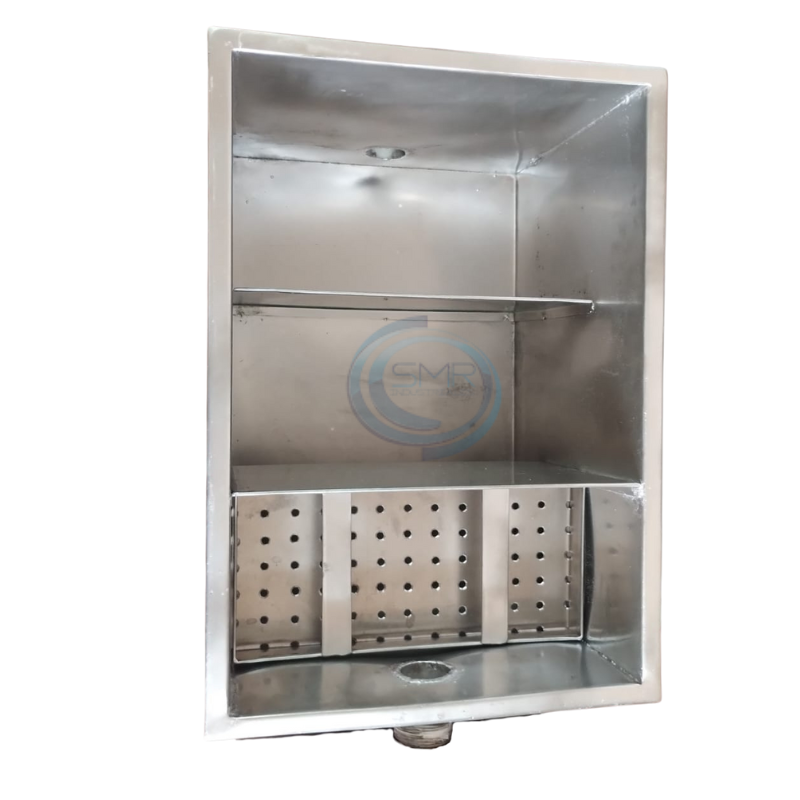 Trampa de grasas industrial en acero inoxidable, ideal para cocinas profesionales. Retiene aceites y sólidos, previene obstrucciones y facilita el mantenimiento del sistema de drenaje.