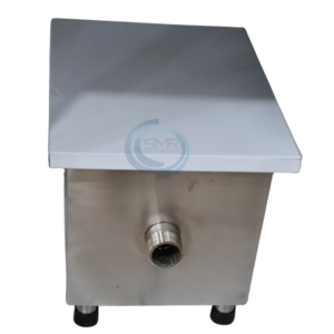 Trampa de grasas industrial en acero inoxidable, ideal para cocinas profesionales. Retiene aceites y sólidos, previene obstrucciones y facilita el mantenimiento del sistema de drenaje.