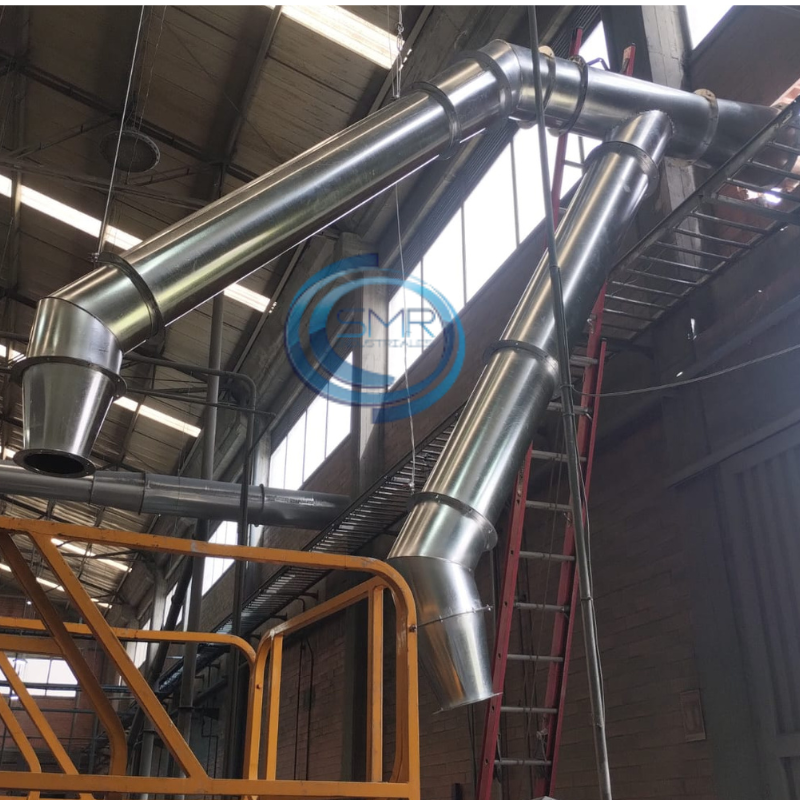Ducto metálico galvanizado, diseñado para sistemas de ventilación industrial. Su acabado liso y ensamblaje preciso garantizan una conducción de aire eficiente, segura y resistente a la corrosión. Ideal para cocinas industriales, campanas extractoras y ambientes con alta exigencia técnica.