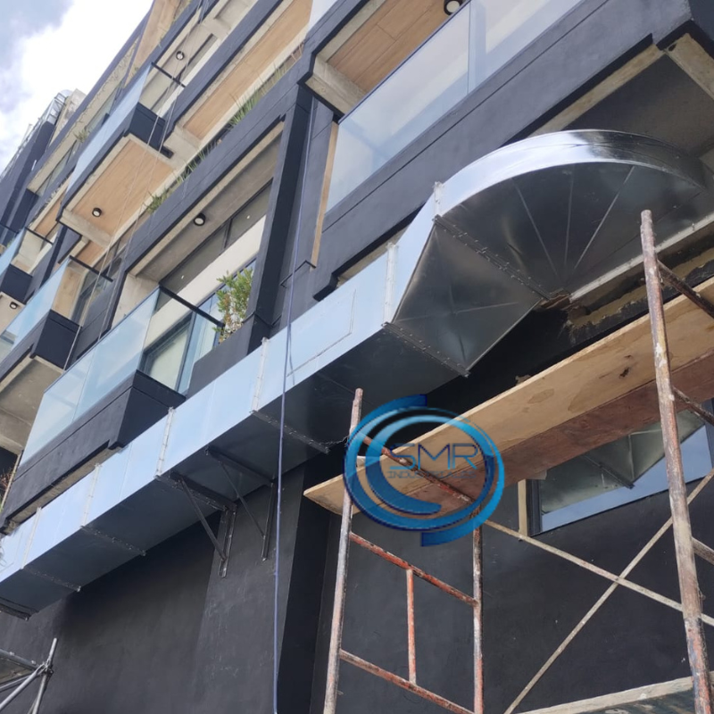 Ducto metálico galvanizado, diseñado para sistemas de ventilación industrial. Su acabado liso y ensamblaje preciso garantizan una conducción de aire eficiente, segura y resistente a la corrosión. Ideal para cocinas industriales, campanas extractoras y ambientes con alta exigencia técnica.